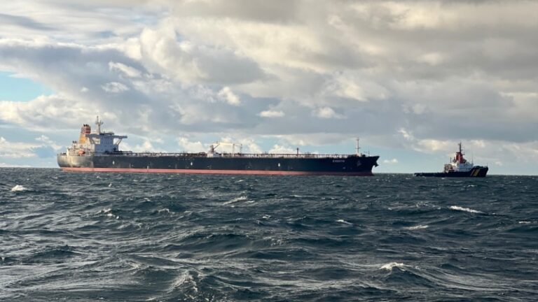 Танкер із нафтою з Росії взятий на буксир у Балтійському морі