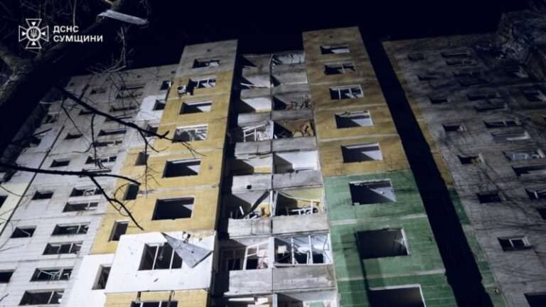 У Сумах безпілотник влучив у багатоповерхівку, загинула людина – влада