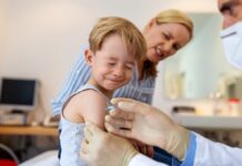 У Польщі штрафуватимуть батьків, які відмовилися вакцинувати дітей