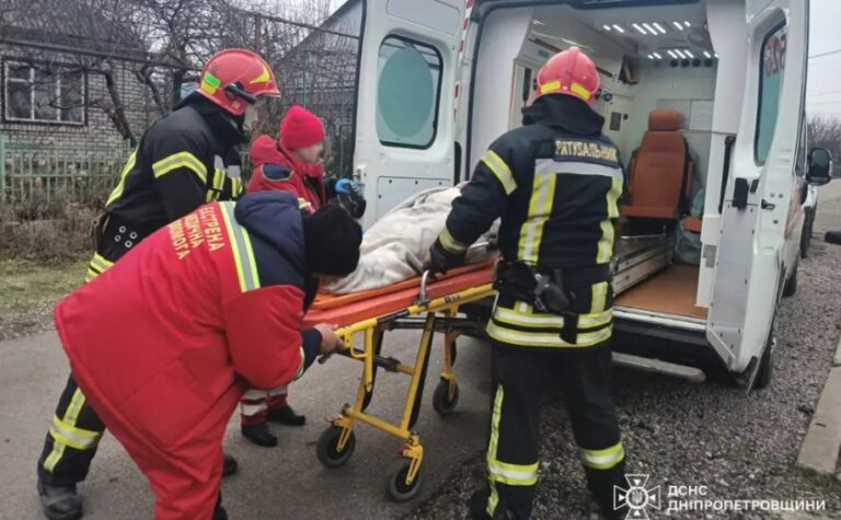 У Нікопольському районі надзвичайники забезпечили медикам доступ до помешкання, де жінка потребувала допомоги
