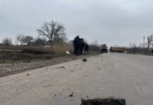 Запорізькі піротехніки ДСНС вилучили вибухонебезпечні предмети, які застрягли у дорожньому полотні