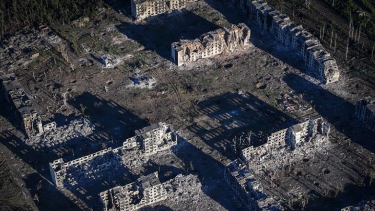 Зеленський: якщо завтра половина армії піде додому, то треба було в перший день здаватися, бо зараз Путін «вб’є всіх»