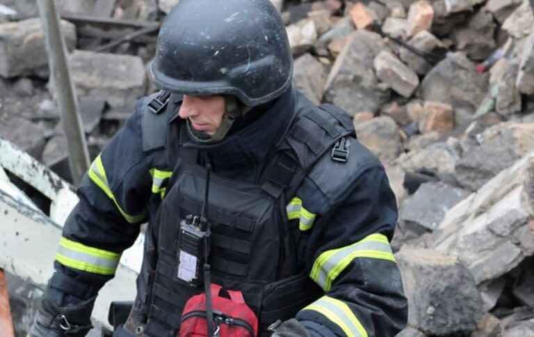Пошуки тривали 9 днів. Під завалами у Запоріжжі знайшли тіло людини (фото)