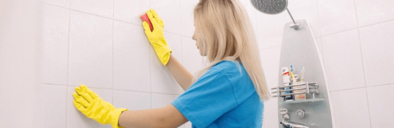 Як назавжди позбутися чорної цвілі у ванній: два перевірені способи