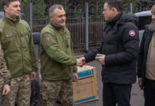 Мер Кам’янського передав захисникам автомобіль і FPV-дрони