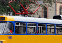 У Дніпрі підлітки побили кондуктора та розбили скло у трамваї