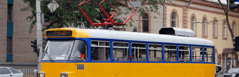 У Дніпрі підлітки побили кондуктора та розбили скло у трамваї