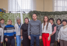 Учні та вчителі Кам’янської гімназії №34 передали захисникам окопні свічки, солодощі та обереги