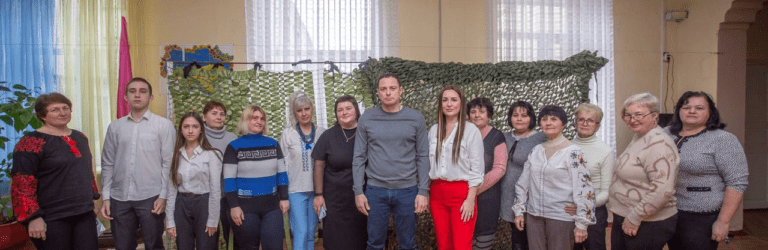 Учні та вчителі Кам’янської гімназії №34 передали захисникам окопні свічки, солодощі та обереги