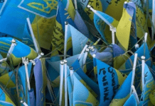 На Дніпропетровщині чоловік викрав прапорці з меморіалу загиблих Героїв