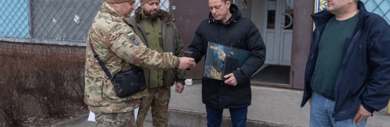 Мер Кам’янського передав воїнам 3 ОШБр партію грілок