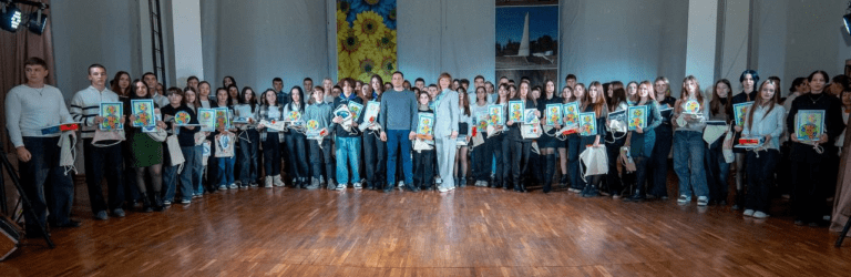 У Кам’янському нагородили авторів шкільних проєктів, які перемогли в конкурсі “Бюджет участі. ДІТИ”