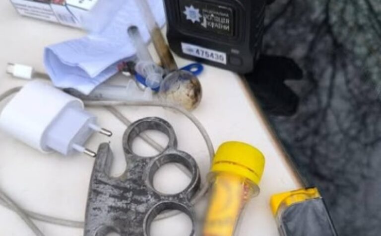 Криворізькі патрульні виявили у 32-річного чоловіка кастет