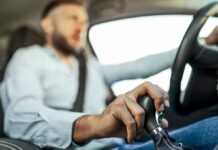 Як навчиться їздити задом на авто: кілька важливих порад