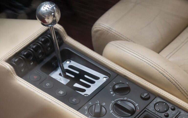 Як навчитися їздити на авто з “механікою”: важливі поради