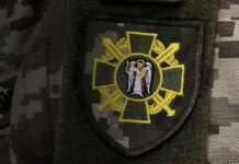 У Києві біля метро військові та поліція затримали чоловіка. В ТЦК пояснили інцидент