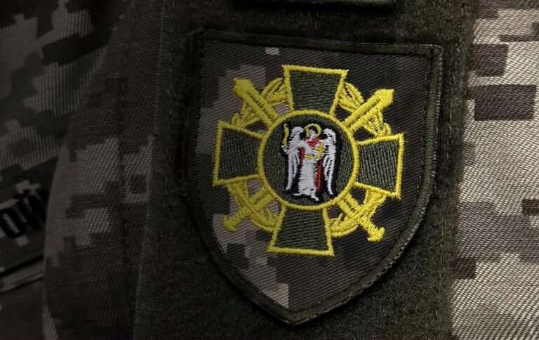 У Києві біля метро військові та поліція затримали чоловіка. В ТЦК пояснили інцидент