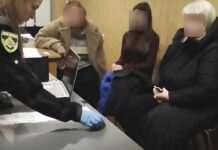 Представилася волонтеркою та обікрала подружжя пенсіонерів: у Дніпрі затримали 35-річну жінку