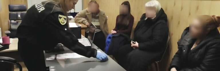Представилася волонтеркою та обікрала подружжя пенсіонерів: у Дніпрі затримали 35-річну жінку