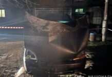 Поліція Криворіжжя затримала підлітків за підпал автомобіля військового