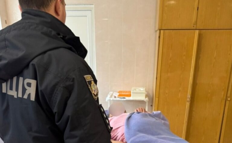 На Дніпропетровщині поліцейський офіцер громади допоміг літній жінці, яка заблукала