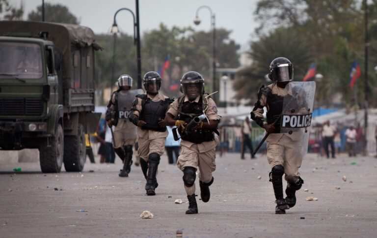 У столиці Гаїті обстріляли фургон посольства США, є поранений, – ЗМІ