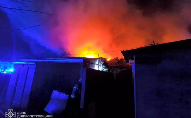 У Дніпрі вогнеборці ліквідували пожежу у житловому будинку