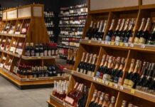 До 255 тисяч грн: в Україні хочуть підвищити штрафи за продаж алкоголю і цигарок неповнолітнім