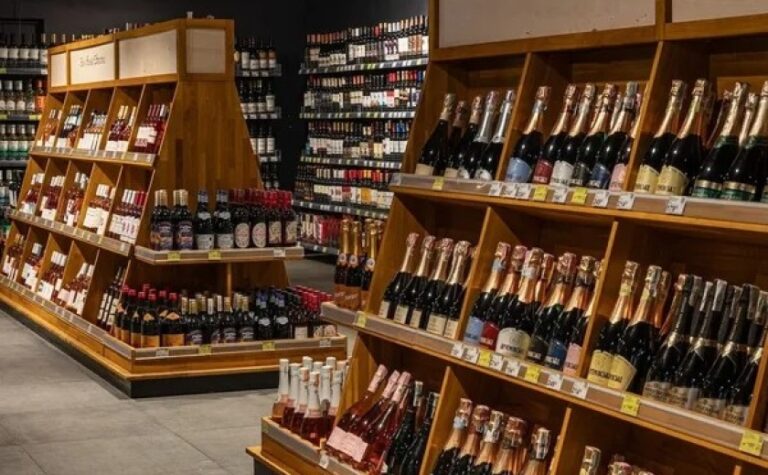 До 255 тисяч грн: в Україні хочуть підвищити штрафи за продаж алкоголю і цигарок неповнолітнім