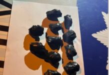 У Шевченківському районі Дніпра затримали чоловіка, який розкладав згортки з наркотиками