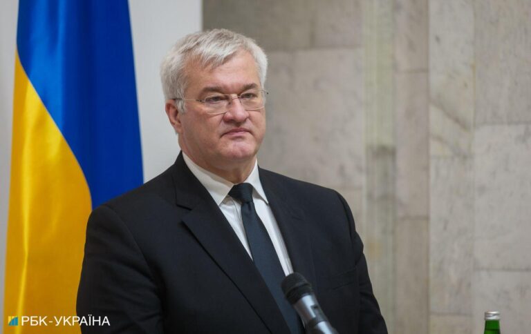 “е-Консул”. Українці за кордоном зможуть отримати більше послуг