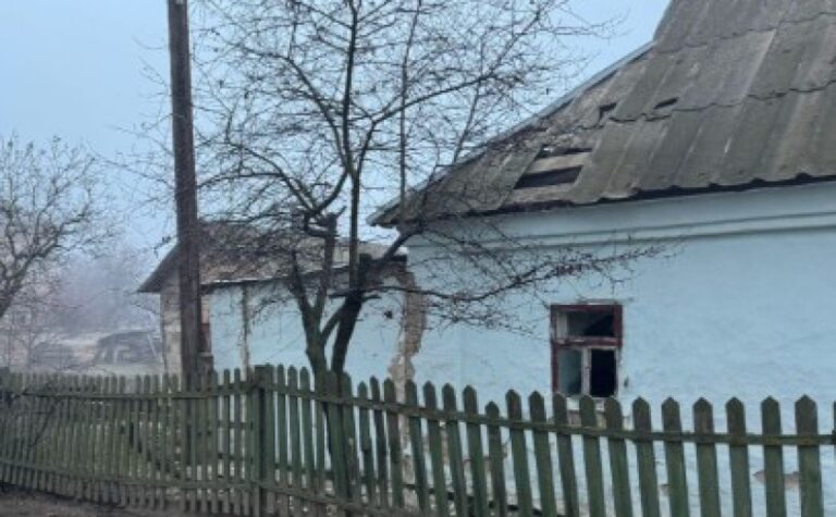 Поліцейські Дніпропетровщини задокументували наслідки ворожих обстрілів Нікопольського та Синельниківського районів