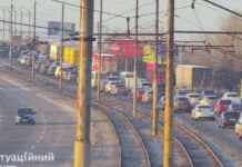 У Дніпрі майже повністю паралізований рух на лівому березі через 3 ДТП