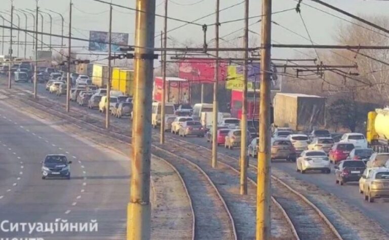 У Дніпрі майже повністю паралізований рух на лівому березі через 3 ДТП
