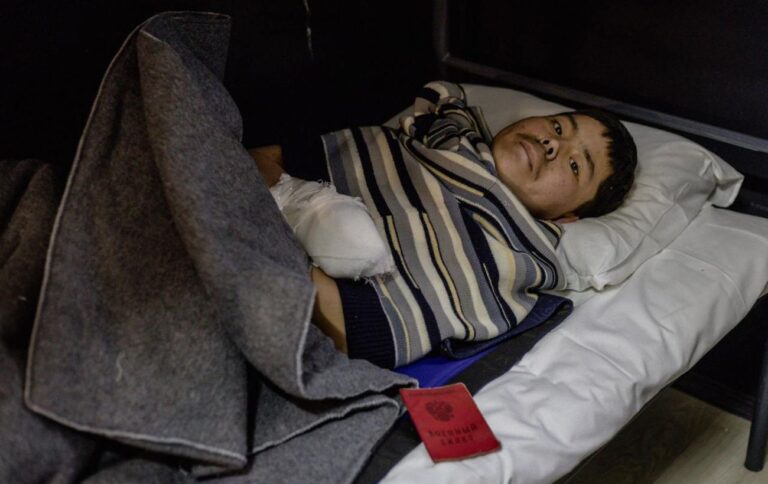 Поромом та потягом: полонений солдат КНДР розповів, як РФ доставляла їх на війну проти України