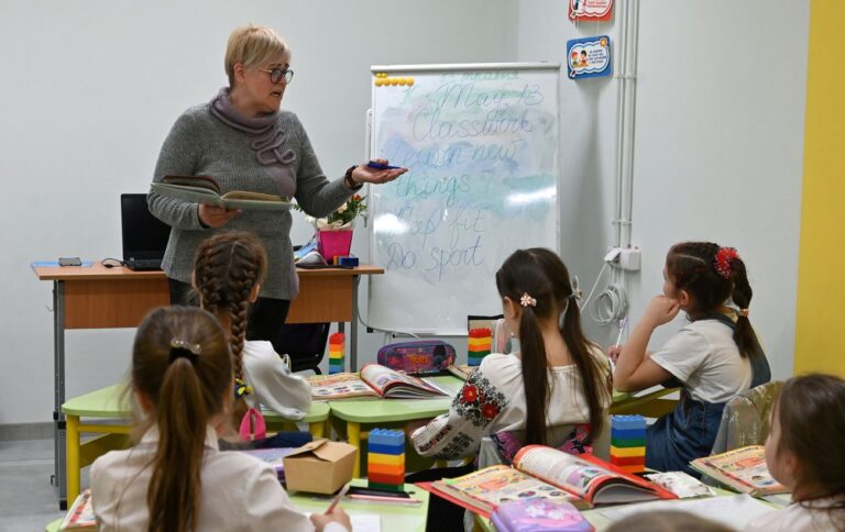 “Вчительську тисячу” нараховуватимуть по-новому: скільки грошей отримають педагоги