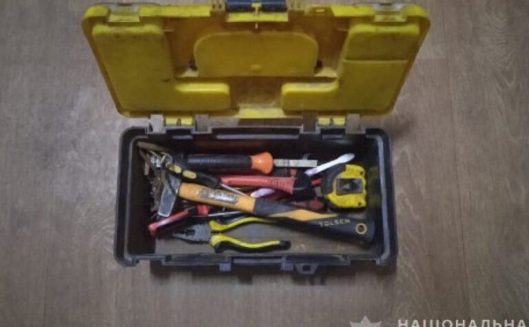 У м. Верхівцеве поліцейські затримали двох чоловіків за пограбування містянина