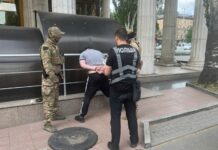 Вимагали з підприємця 70 тис. дол США неіснуючого боргу: у Запоріжжі судитимуть учасників групи