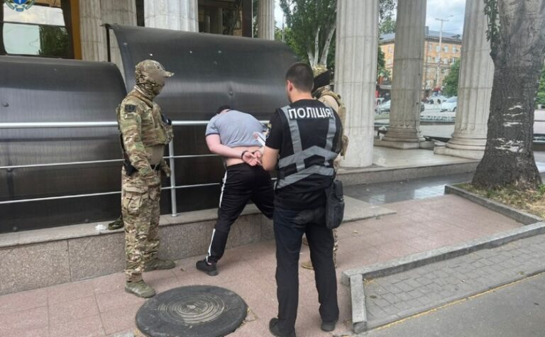 Вимагали з підприємця 70 тис. дол США неіснуючого боргу: у Запоріжжі судитимуть учасників групи