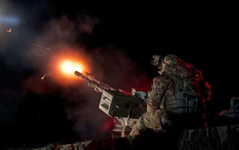 У Київській області на тлі атаки дронів працює ППО