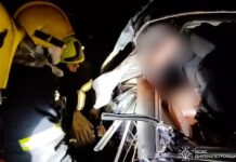 У Кривому Розі Volkswagen з’їхав у кювет: водія заблокувало у понівеченому автомобілі