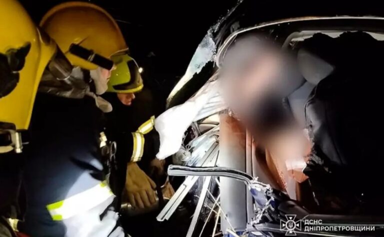 У Кривому Розі Volkswagen з’їхав у кювет: водія заблокувало у понівеченому автомобілі