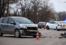 На Запорізькому шосе у Дніпрі зіткнулись Tesla та Nissan: подробиці