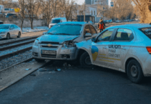 На вулиці Руденка у Дніпрі зіштовхнулись Chevrolet та Peugeot служби таксі Uklon