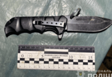 Суперечка, яка закінчилась ножовим пораненням: поліція Межової повідомила про підозру нападнику