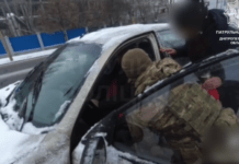 Патрульні Дніпра допомогли громадянину, який знепритомнів за кермом