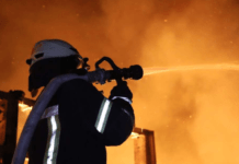 Вогнеборці Кривого Рогу врятували 17-річну дівчину з палаючої квартири