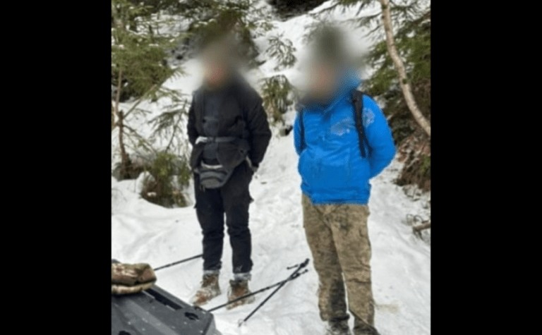 Три доби блукали у засніжених горах: на кордоні з Румунією виявили знесилених втікачів