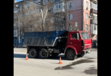 На проспекті Богдана Хмельницького у Дніпрі «КамАЗ» збив бабусю з онуком на пішохідному переході