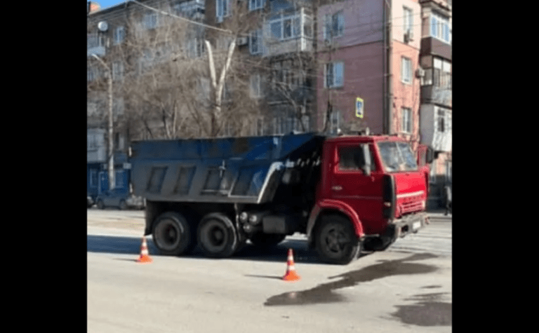 На проспекті Богдана Хмельницького у Дніпрі «КамАЗ» збив бабусю з онуком на пішохідному переході